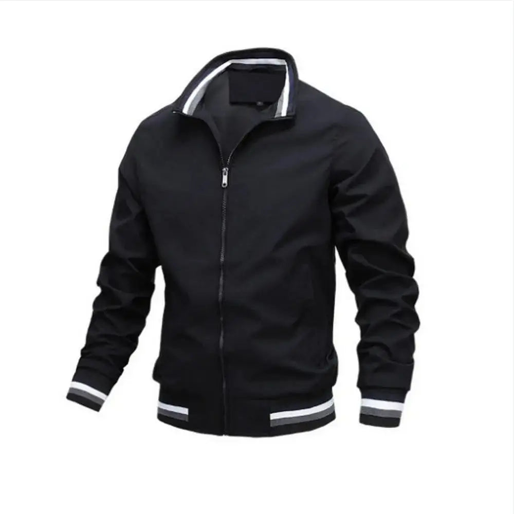 Hombre usando chaqueta cortavientos impermeable y casual para primavera, en color oro, de Corporación Turística, con capucha y bolsillos.