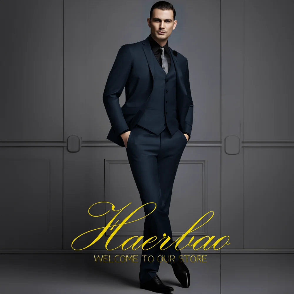 Hombre en traje de negocios de 3 piezas en verde, con chaqueta, pantalón y chaleco formal, de la marca Corporación Turística.