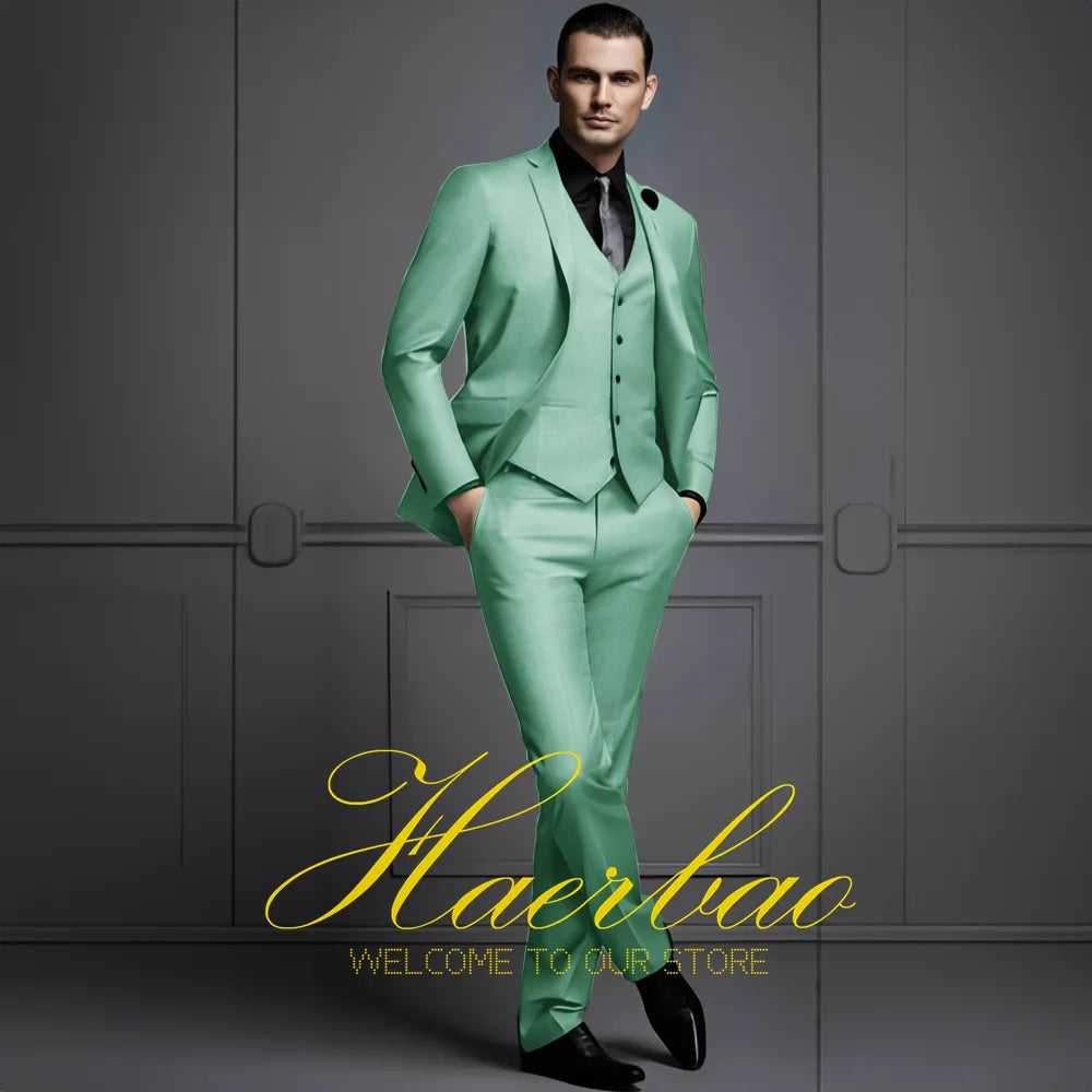 Hombre con traje de negocios de 3 piezas en color verde, chaqueta, pantalón y chaleco de Corporación Turística, elegante y formal.