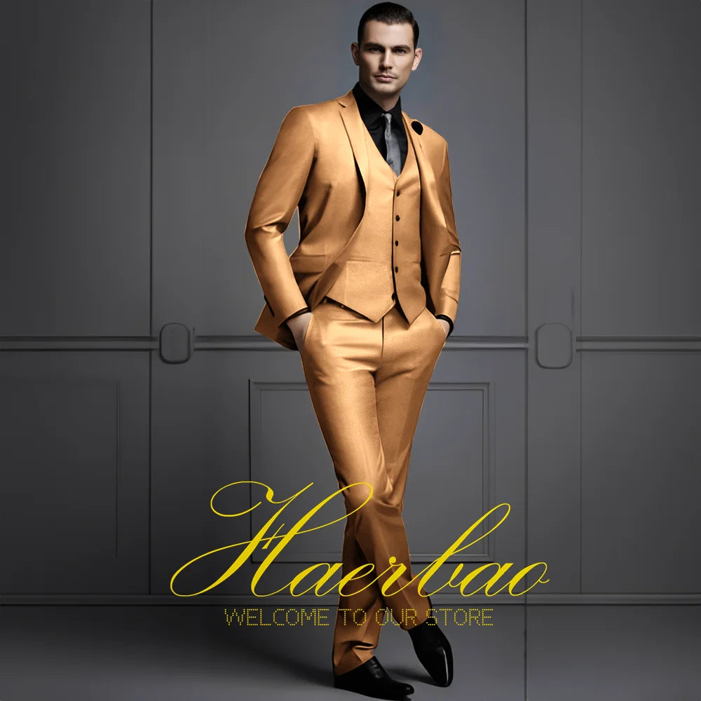Hombre con traje de negocios de 3 piezas en verde, chaqueta, pantalón y chaleco formal, de la marca Corporación Turística.