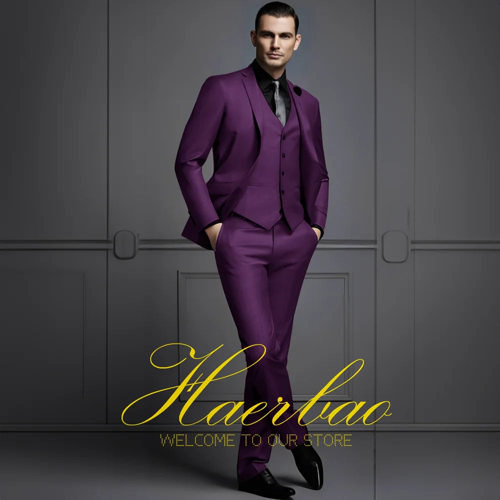 Hombre con traje de negocios de 3 piezas en verde, chaqueta, pantalón y chaleco formal, de marca Corporación Turística.