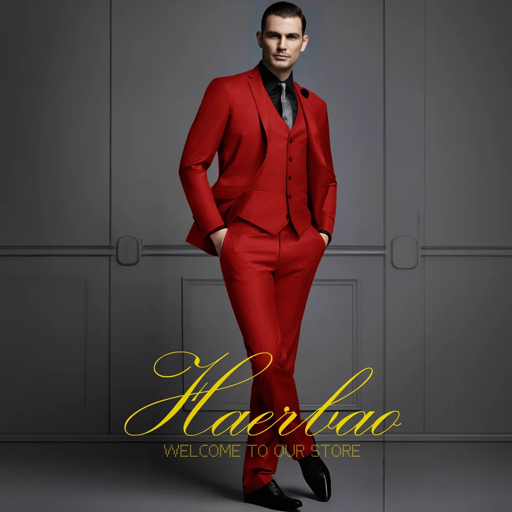 Hombre en traje de negocios 3 piezas Corporación Turística, chaqueta, pantalón y chaleco verde en estilo formal y elegante.