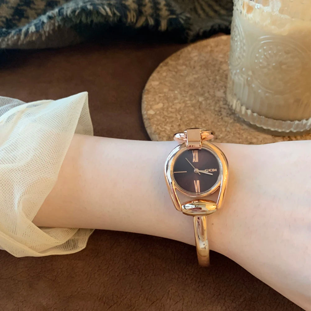 Elegant rose gold quartz watch with stainless steel strap, modern style, by Corporación Turística.