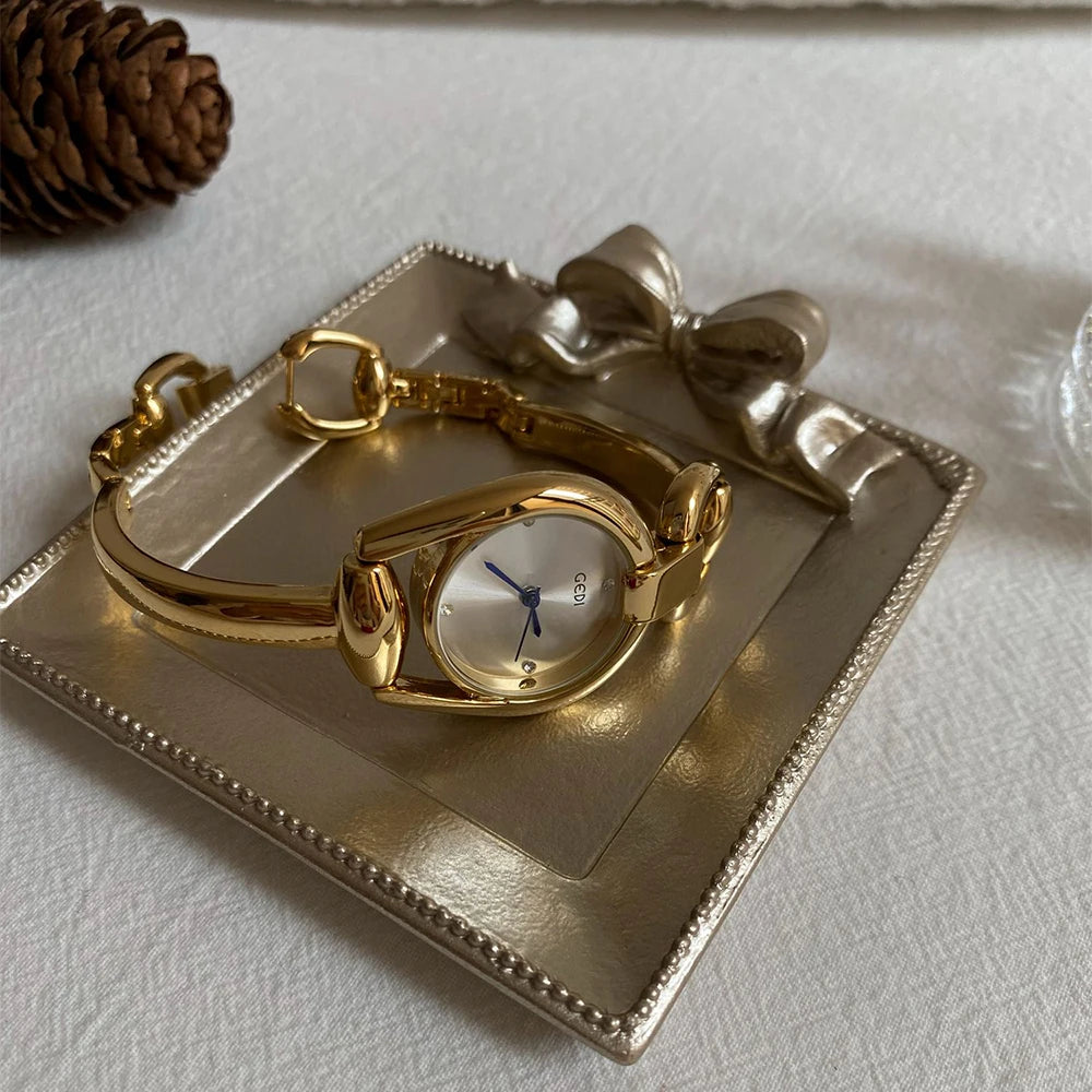 Rose brown quartz watch with stainless steel strap, modern style, by Corporación Turística.
