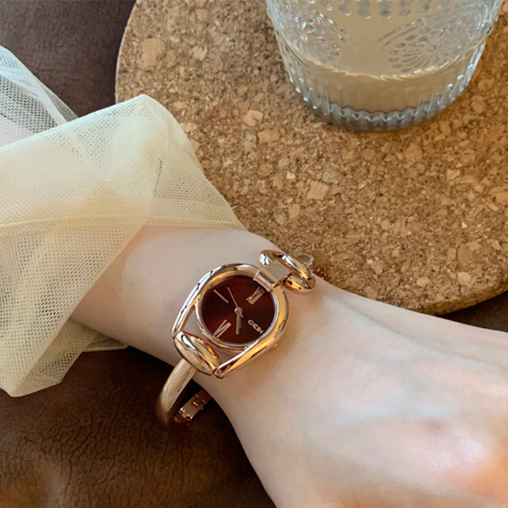 Modern rose gold quartz watch with stainless steel strap by Corporación Turística, showcasing a sleek and elegant design.