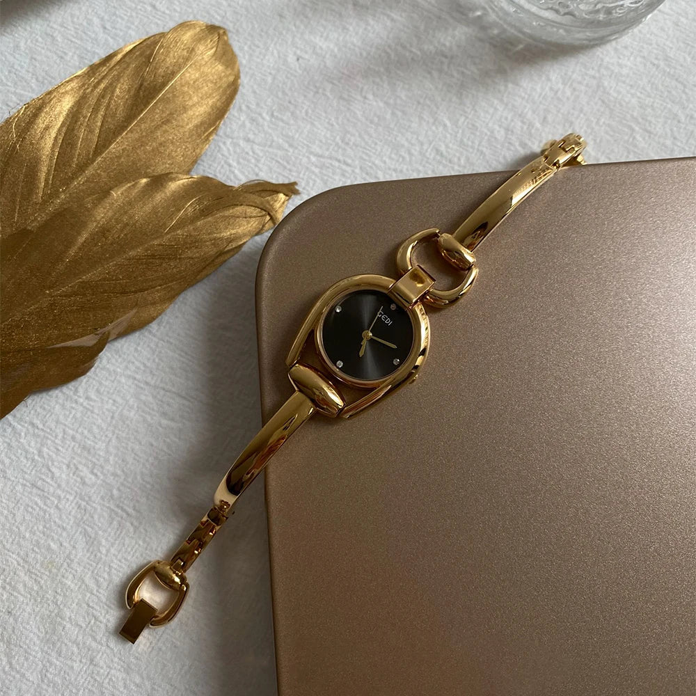 Rose gold quartz watch with stainless steel strap, modern style, from Corporación Turística.