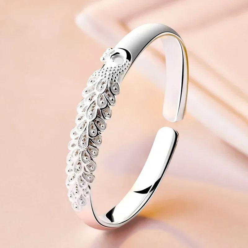 Sterling silver 925 bracelet with open display, featuring intricate design and polished finish, from Corporación Turística.