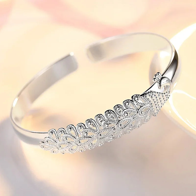Sterling silver 925 bracelet with open latch design, featuring a sleek and modern style from Corporación Turística.