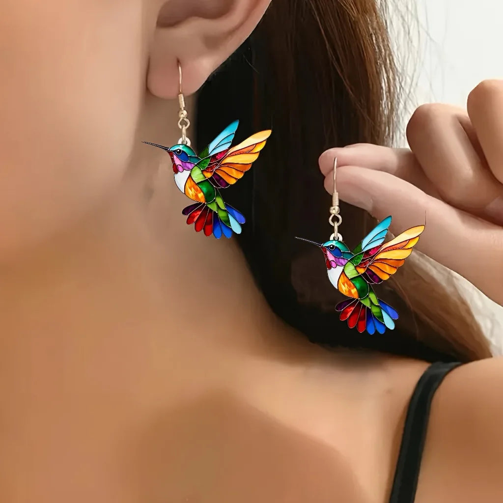 Acrílic pendientes de colibrí de Corporación Turística con forma de colibrí, vibrantemente diseñados y coloridos para un estilo llamativo.