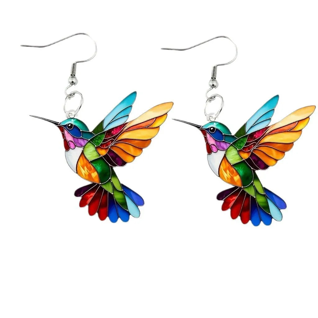 Acrylic hummingbird earrings with colorful, detailed bird-shaped design, stylish jewelry by Corporación Turística.