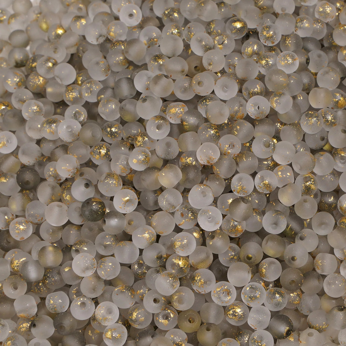 100 piezas de cuentas de arroz de vidrio salpicadas de oro, pequeñas y brillantes, para joyería y manualidades.