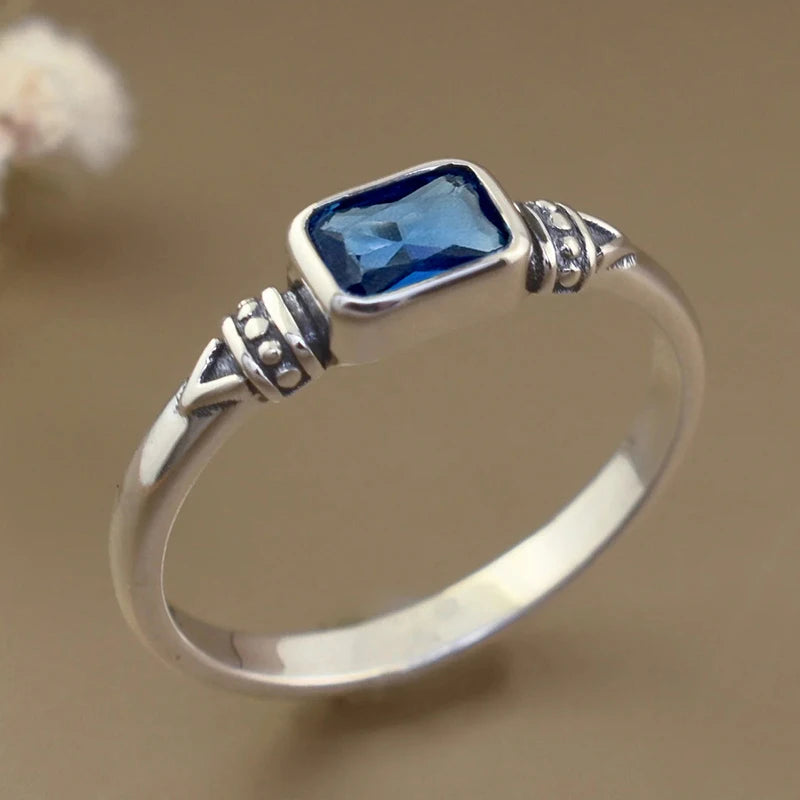 Antiguo anillo rectangular de plata Huitan con circonios, artesanal y elegante, con detalles tradicionales en plata antigua.