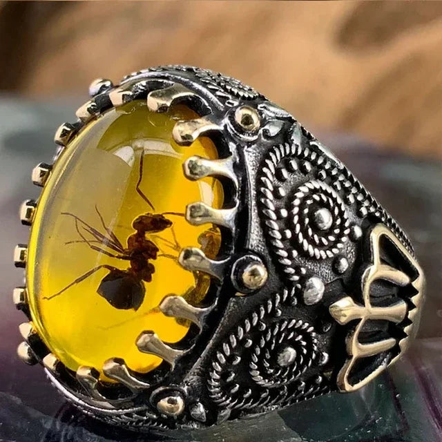 Luxury emerald ring with gemstone inlaid design, featuring intricate detailing for the shoulder area, from Corporación Turística.