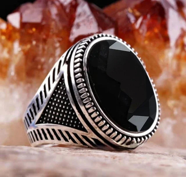 Luxury emerald ring with intricate gemstone inlays, designed for elegant wear, by Corporación Turística.