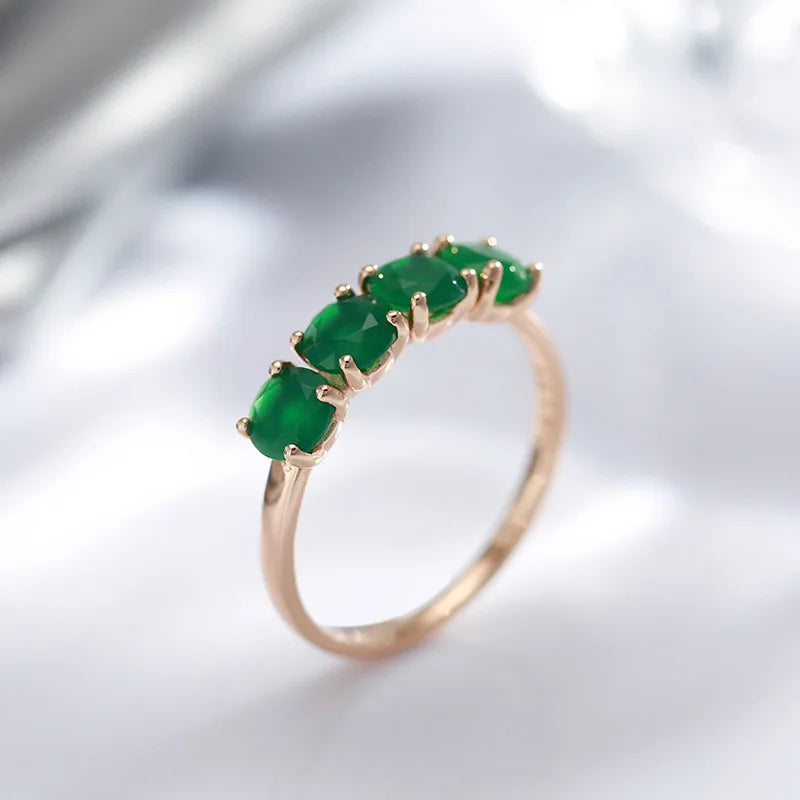 18K rose gold ring for women featuring a green emerald gemstone, elegant and stylish jewelry by Corporación Turística.