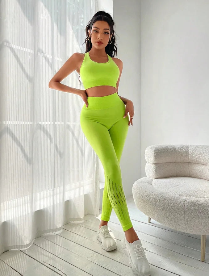 Seamless green yoga sports set for women, including a sports bra and leggings, from Corporación Turística.