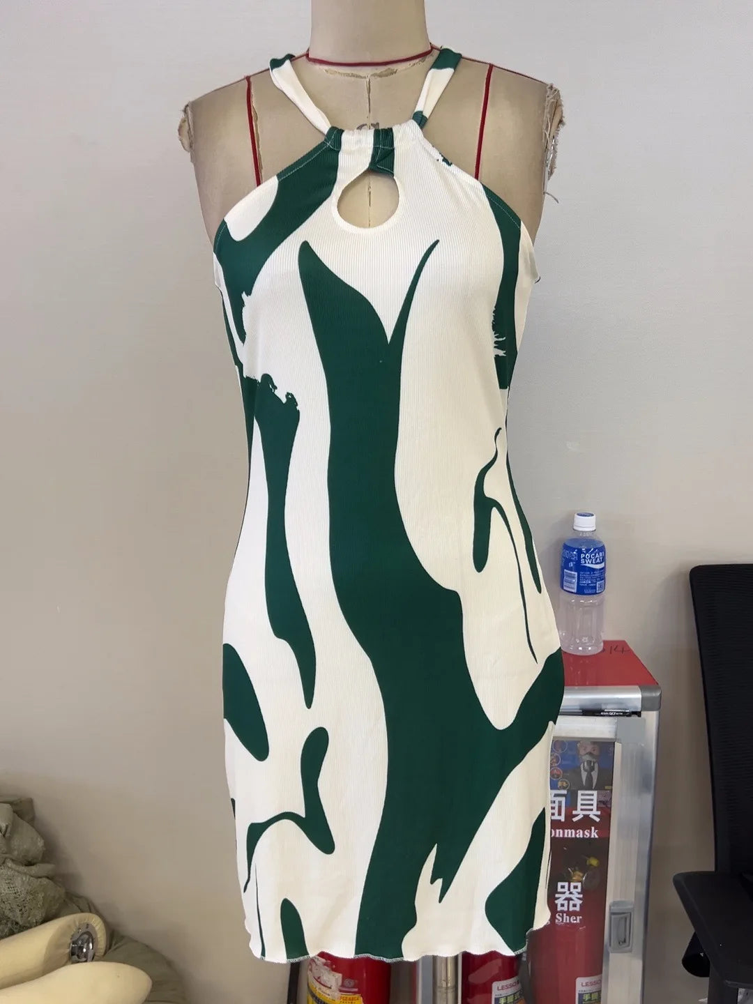 Nuevo verde vestido de mujer suelto con cordones y hombros descubiertos, estilo casual y cómodo de Corporación Turística.