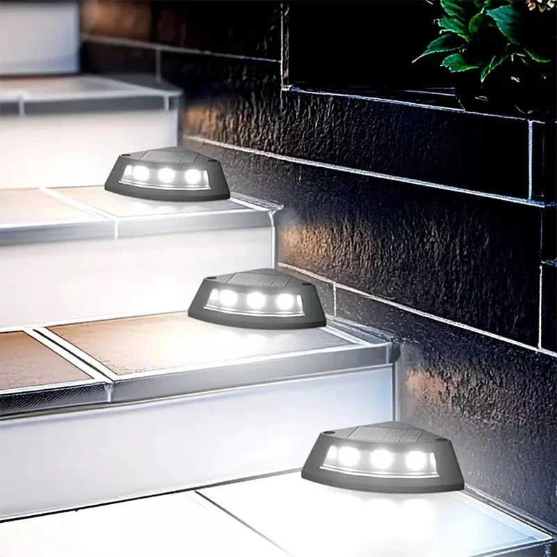 Exterior staircase solar lights with 3 warm white LED lamps, ideal for outdoor safety and illumination.