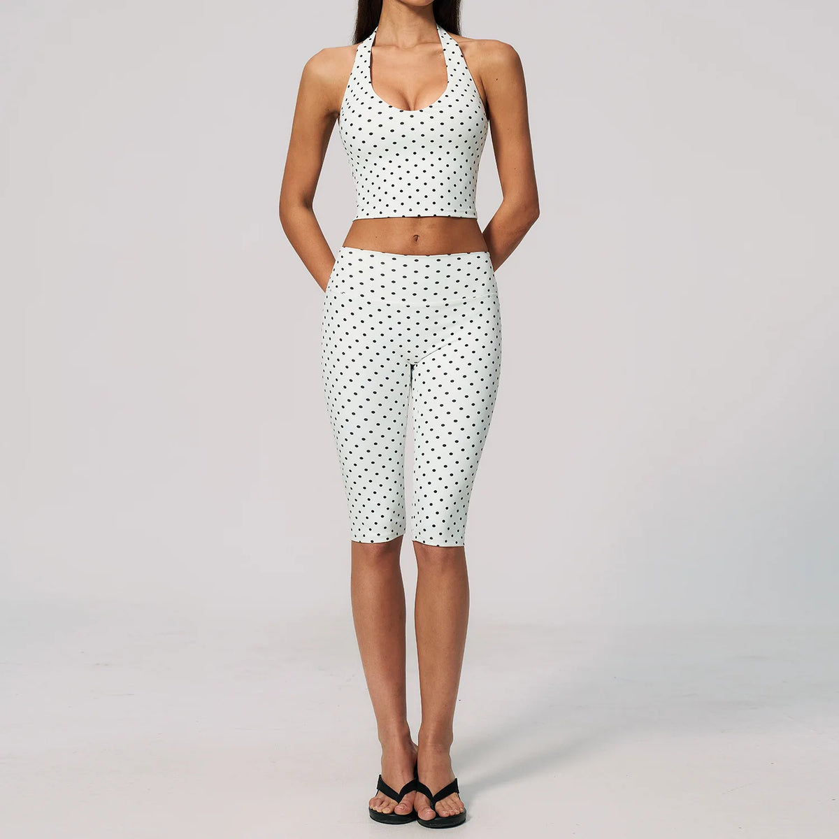 Conjunto de 2 pantalones capri de yoga para mujer de Corporación Turística, en color blanco, con diseño cómodo y flexible