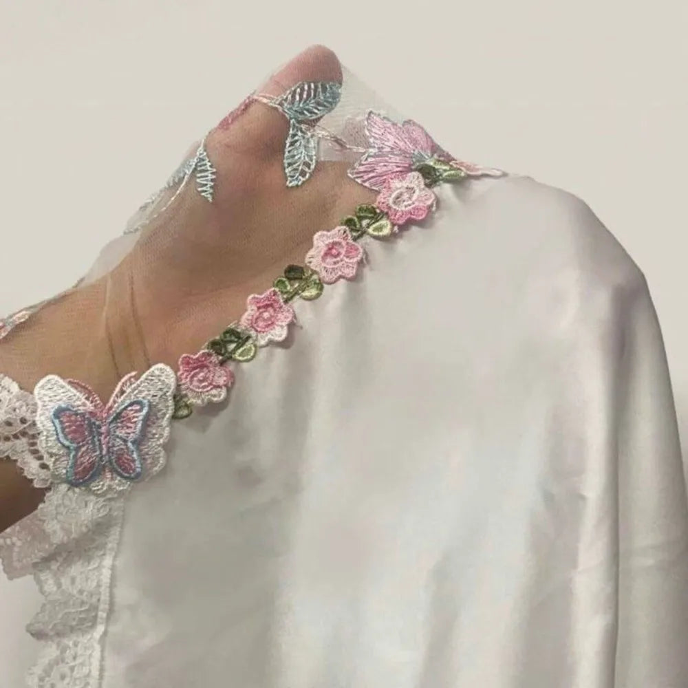 Elegant white lace camisón for women with a ribbon tie, featuring fine lace details and a comfortable, flowing design.