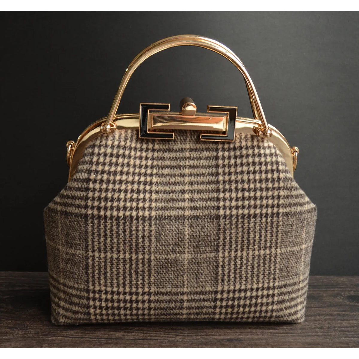 Handmade shell clasp women’s handbag by Corporación Turística, 22x16x8cm, stylish and crafted for elegant carry.