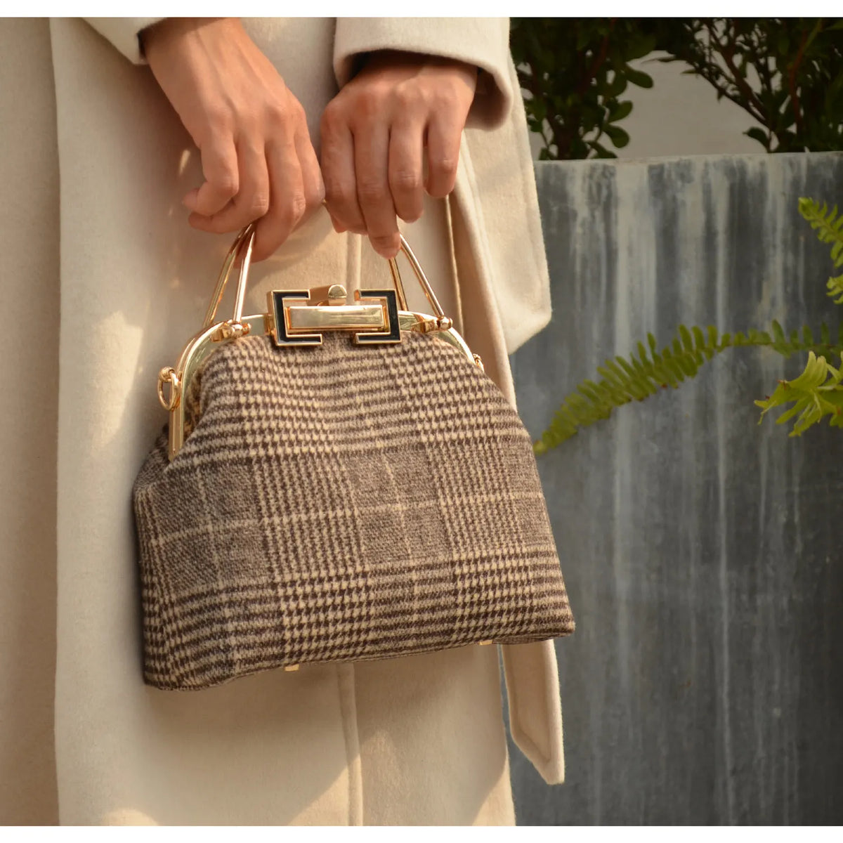 Handmade shell-clasp women's handbag by Corporación Turística, 22x16x8cm, stylish and crafted for elegant daily use.