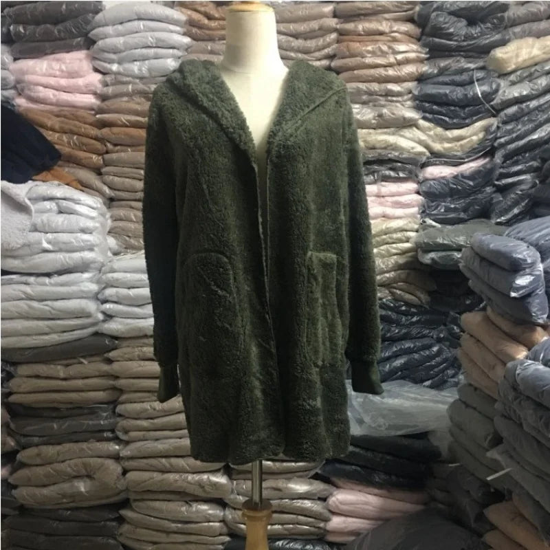 Pink oversized wool sweater with 12 colors, long cardigan style, ideal for fall, from Corporación Turística.