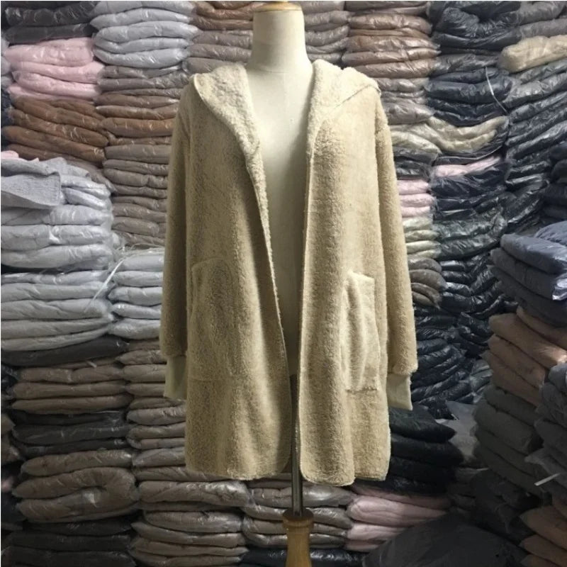 Long pink wool sweater with 12 color options and cardigan style, perfect for autumn, by Corporación Turística.