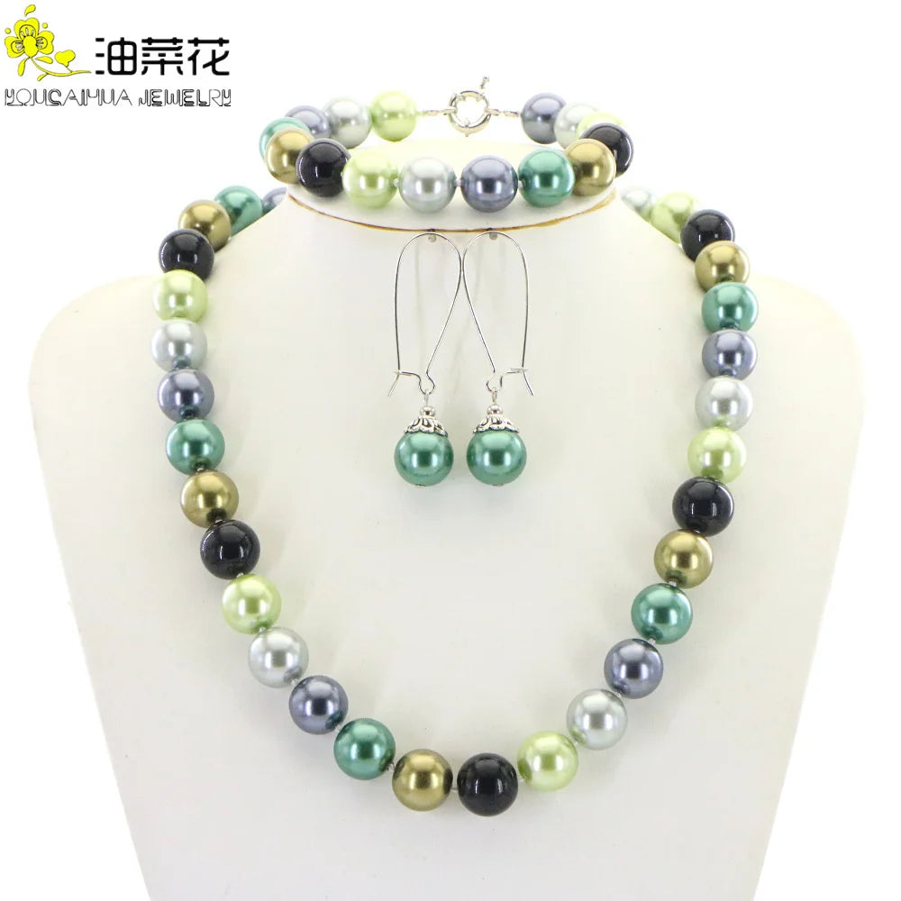 Conjunto de collar y pulsera de cuentas redondas con diseño en tonos neutros, de la marca Corporación Turística.
