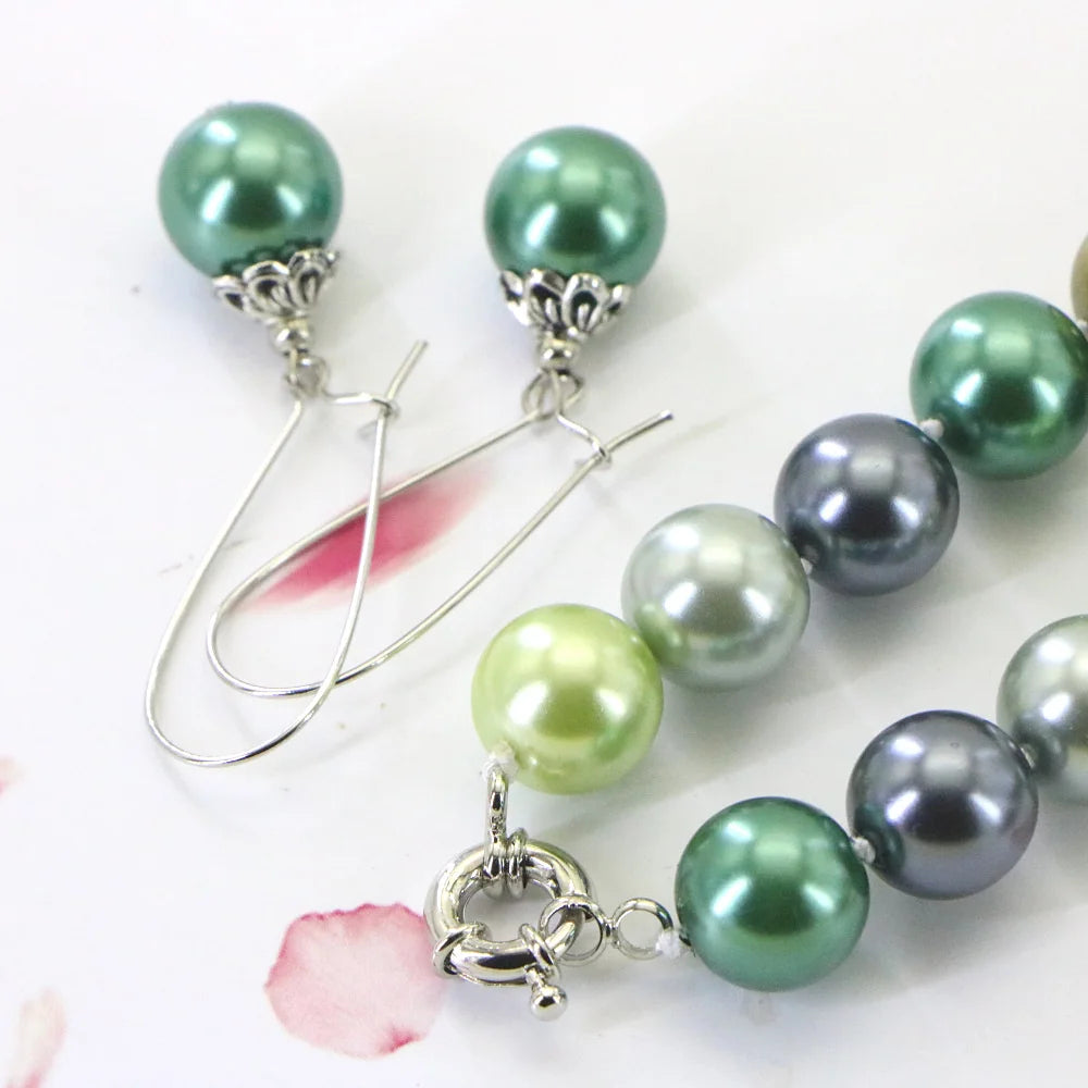 Conjunto de collar y pulsera con cuentas redondas de color conc, diseñado por Corporación Turística, en tonos neutros.