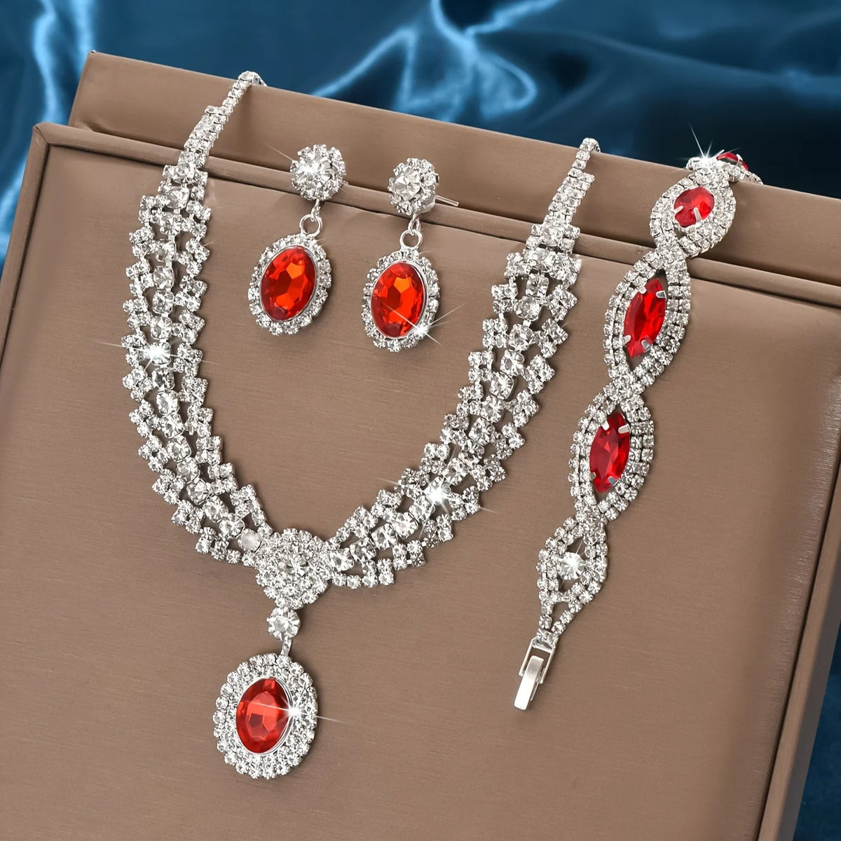 Elegant bridal jewelry set with necklace and earrings from Corporación Turística, featuring intricate design for special occasions.
