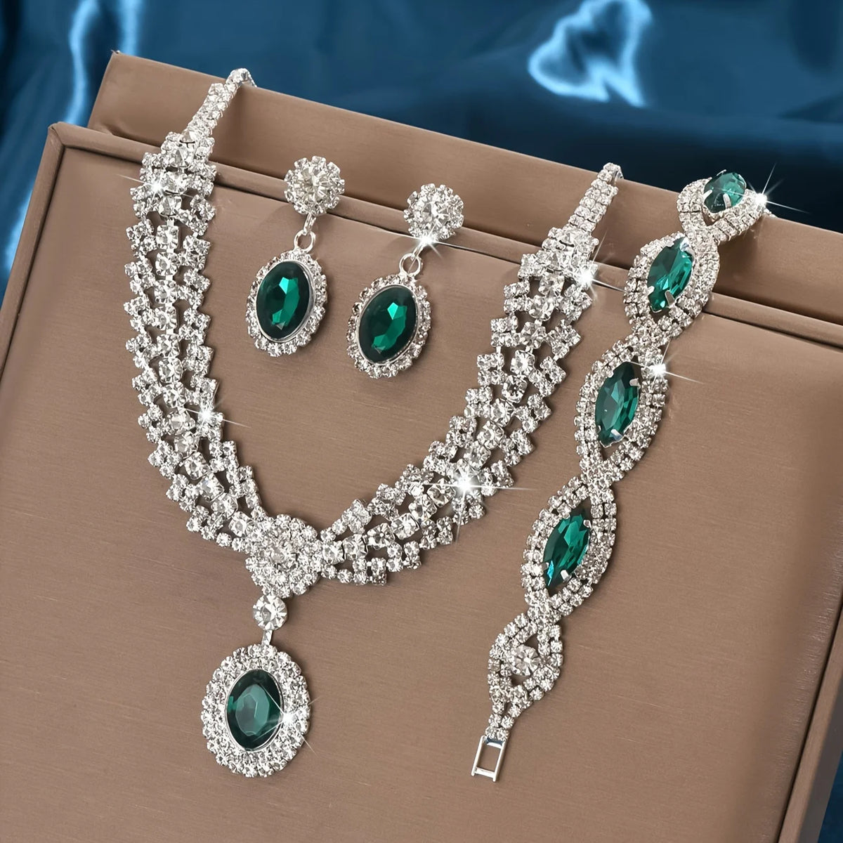 Elegant bridal jewelry set with a necklace and earrings by Corporación Turística, featuring intricate designs and sparkling details.