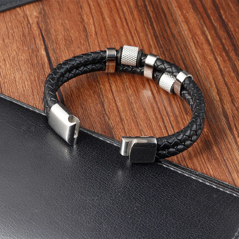 Trenzada hombre cuero pulsera de acero magnético de JIAYUPENG, ajustable de 22 a 21 cm, en color oscuro con detalles metálicos