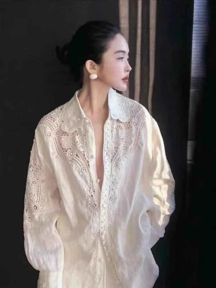 White floral embroidered blusa by Limiguyue, casual French elegance, perfect for spring and summer wear.