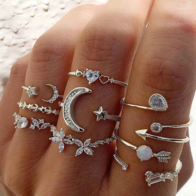 Modyle bohemian ring set with Circon gemstones in 18K gold, elegant jewelry for women, perfect for wedding gift.